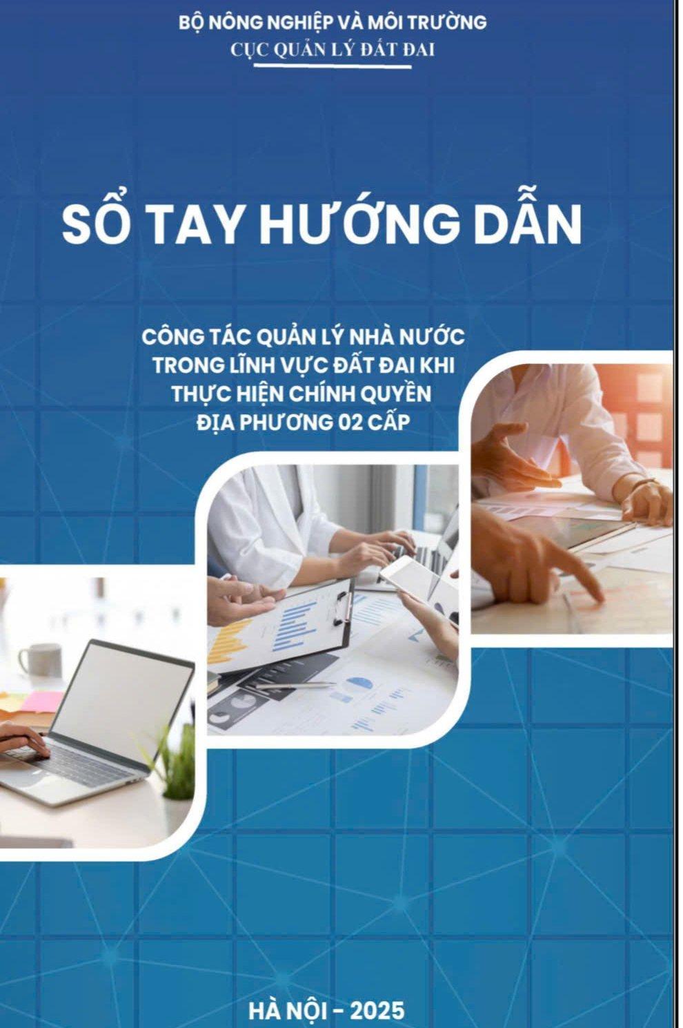 Sổ tay hướng dẫn công tác quản lý nhà nước trong lĩnh vực đất đai khi thực hiện chính quyền địa phương 2 cấp. Ảnh: Trường Giang.